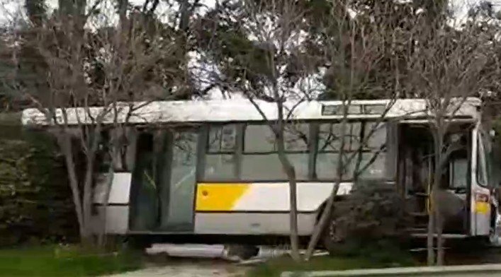 Κηφισίας : Τρόμος με ανεξέλεγκτο λεωφορείο – Βγήκε από την πορεία του