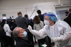 Εκρηξη διασωληνωμένων: Εφτασαν τους 477 – Στα 1.165 τα νέα κρούσματα