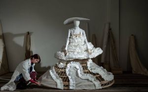 Η δημιουργική διαδικασία της μόδας στις βιτρίνες των καταστημάτων Bijenkorf