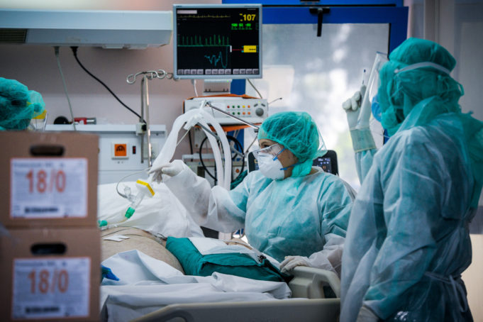 Διασωληνωμένοι εκτός ΜΕΘ μεταφέρονται από κλινική σε κλινική προς αναζήτηση οξυγόνου