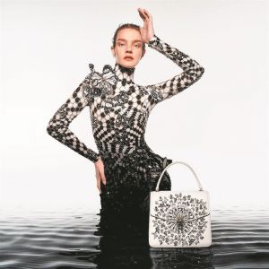 Από τις στολές του 1821 στις τσάντες Bvlgari…