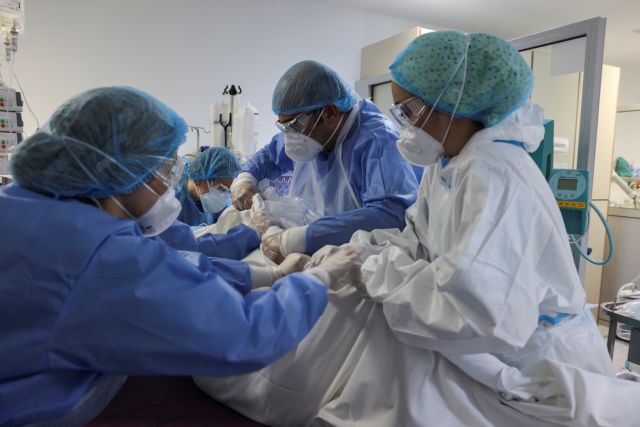 Κοροναϊός : «Ασφυξία» στα νοσοκομεία – Ένας στους τέσσερις διασωληνώνεται εκτός ΜΕΘ