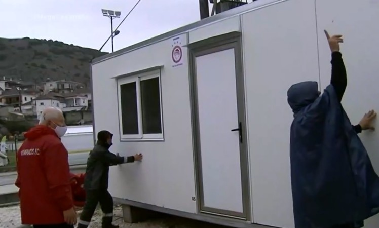 Έφτασαν στο Δαμάσι ακόμα 4 οικίσκοι της δωρεάς του Ολυμπιακού και του Βαγγέλη Μαρινάκη