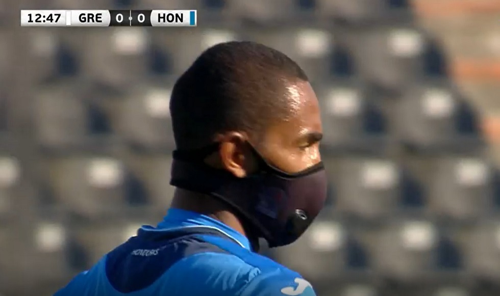 Παίκτης της Ονδούρας αγωνίζεται φορώντας μάσκα