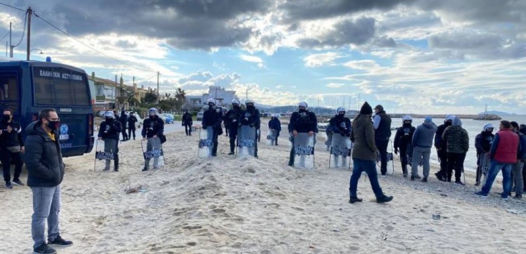 Χαλκιδική : Νέα διαμαρτυρία στην παραλία Νικήτης – Για δεύτερη μέρα απέναντι στα ΜΑΤ οι κάτοικοι