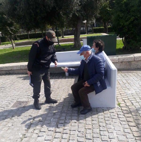 Πειραιάς : Συνεχίζονται οι έλεγχοι της Δημοτικής Αστυνομίας για την προστασία της δημόσιας υγείας | tanea.gr