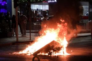 Αστυνομικός πετάει μολότοφ; – Στη Βουλή καταγγελία και βίντεο από τη Νέα Σμύρνη