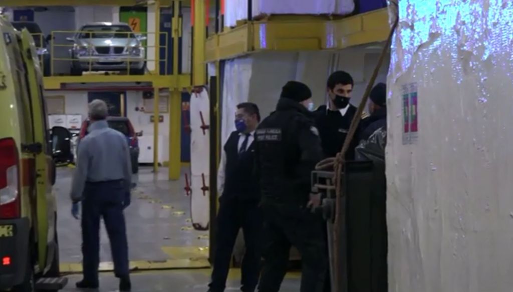 Γέννα εν πλω από τα Κύθηρα προς τον Πειραιά με τη βοήθεια του καπετάνιου του πλοίου