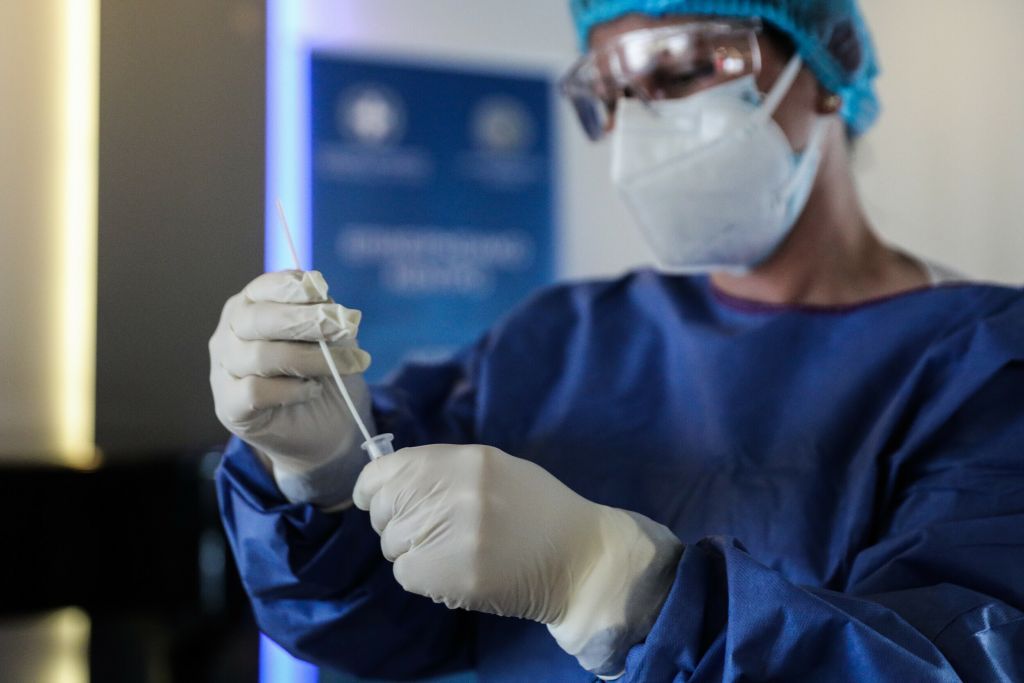 Κοροναϊός : Το όπλο των rapid test στα χέρια των πολιτών
