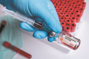 Στα χαρακώματα ΕΕ και Βρετανία για τα εμβόλια – Προειδοποιούν για αδιέξοδο οι φαρμακευτικές