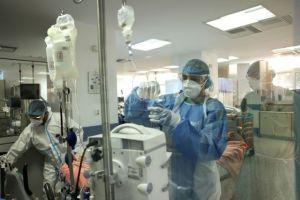 Τρόμος από την έκρηξη των διασωληνωμένων – Το κυβερνητικό σχέδιο για «συνεργασία» με ιδιώτες