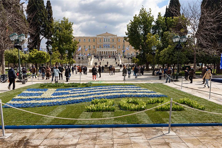 Στα γαλανόλευκα η Αθήνα για την ιστορική επέτειο – Τι θα δούμε στην μεγάλη παρέλαση