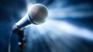 Καταγγελία κατά γνωστού τραγουδιστή από την σύζυγό του για τον ξυλοδαρμό της