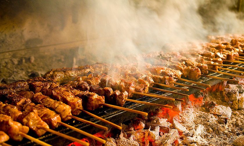 Τσικνοπέμπτη σε… καραντίνα – Πήραν φωτιά οι ψησταριές & τα delivery