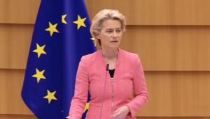 Φον ντερ Λάιεν προς ΗΠΑ – Βρετανία : Ελάτε να συνεργαστούμε για τα εμβόλια