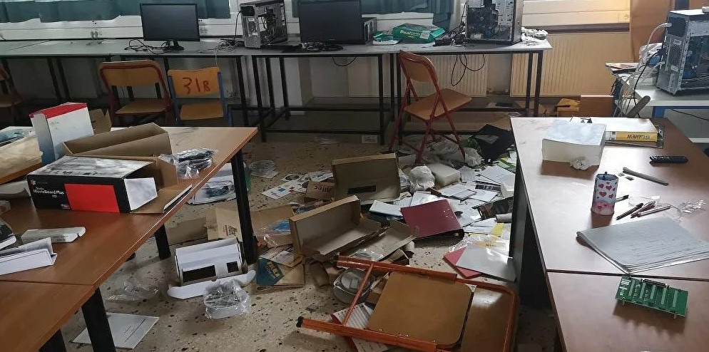 Αγρίνιο: Βάνδαλοι εισέβαλαν σε δημοτικό σχολείο – Έκαψαν βιβλία και έσκισαν τη σημαία