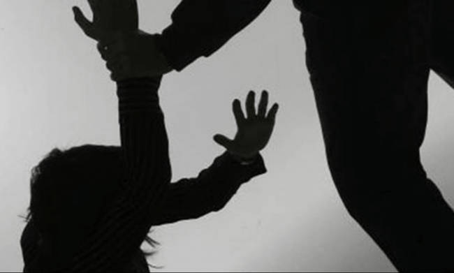 Σπάρτη: Ανήλικος έσπασε στο ξύλο 18χρονη