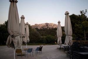 Σε κλοιό πανδημίας η χώρα