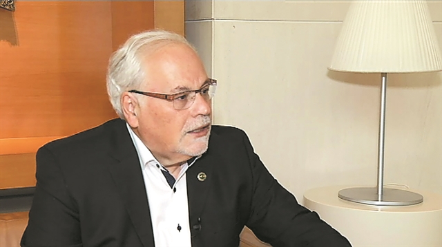 «Πρέπει να μάθουμε να ζούμε με τον ιό»