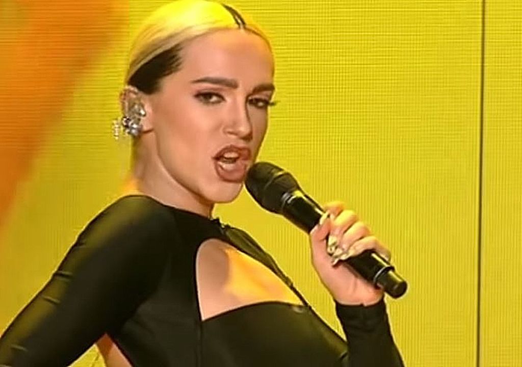 YFSF : Η πρώτη και εντυπωσιακή εμφάνιση της Τάνιας Μπρεάζου ως Dua Lipa