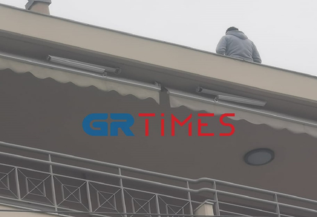 Θεσσαλονίκη: Ανδρας απειλεί να πέσει από τον 6ο όροφο