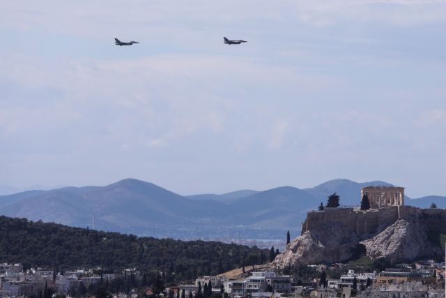 Μαχητικά αεροσκάφη πέταξαν πάνω από την Αθήνα