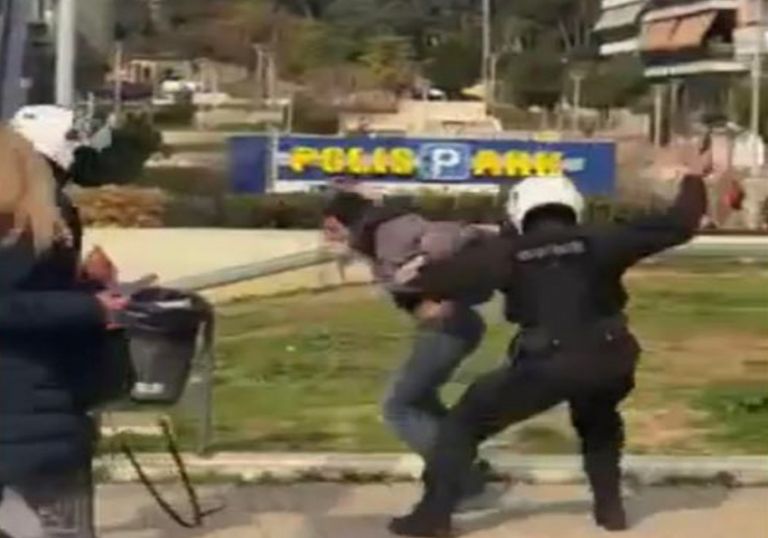 Σε διαθεσιμότητα ο αστυνομικός για τον ξυλοδαρμό του 29χρονου στη Νέα Σμύρνη | tanea.gr