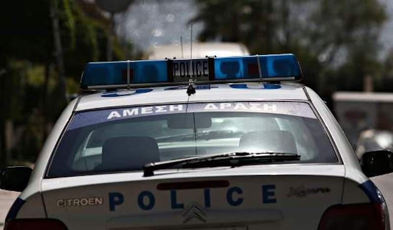 Καταδρομική επίθεση με μολότοφ και γκαζάκια στο πάρκινγκ της αστυνομίας στην Πάτρα