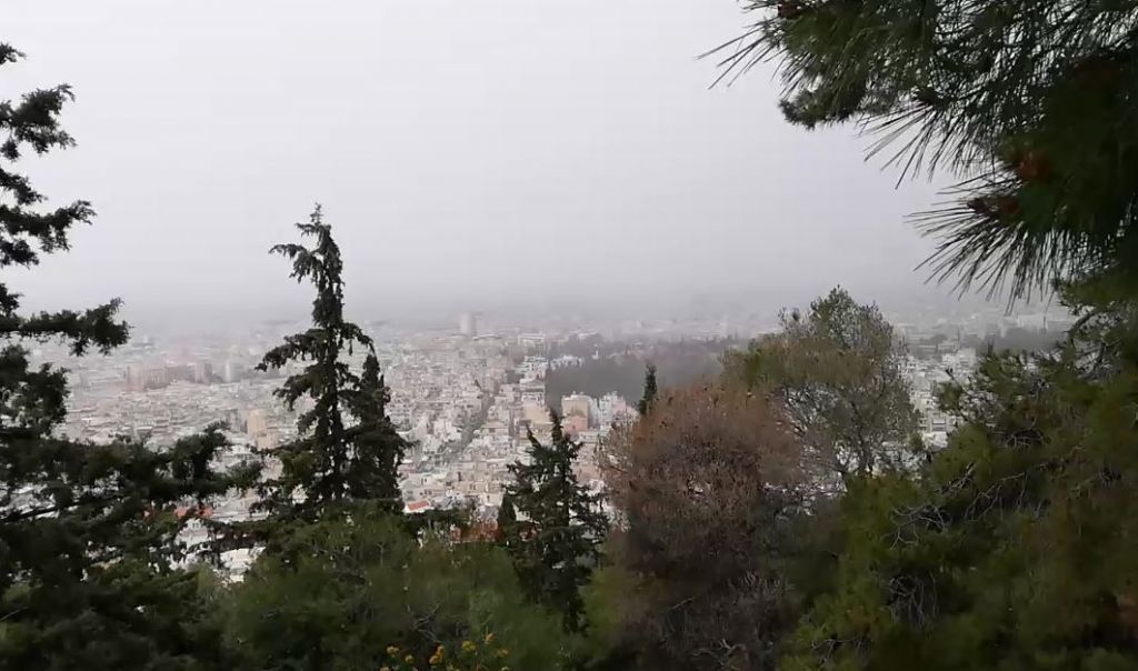 Καιρός : Χιονίζει στο κέντρο της Αθήνας – Έπεσαν οι πρώτες νιφάδες