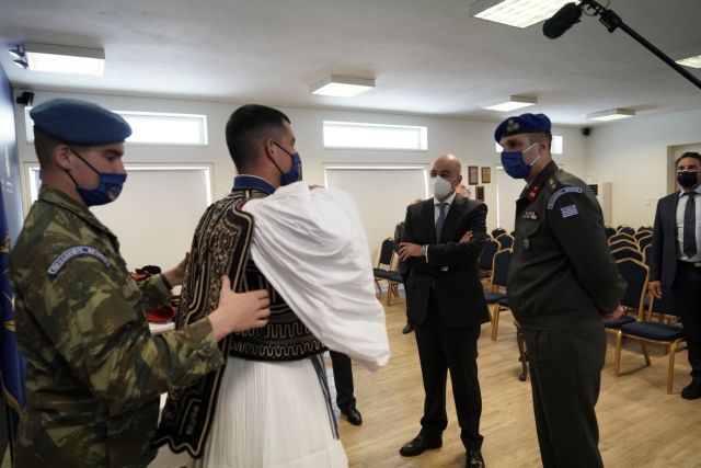 Το… απωθημένο του Δένδια ήταν να γίνει τσολιάς