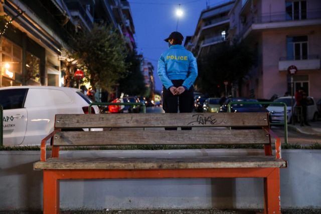 Μήνυση από 42 κατοίκους για τα κορονοπάρτι στην πλατεία Βαρνάβα