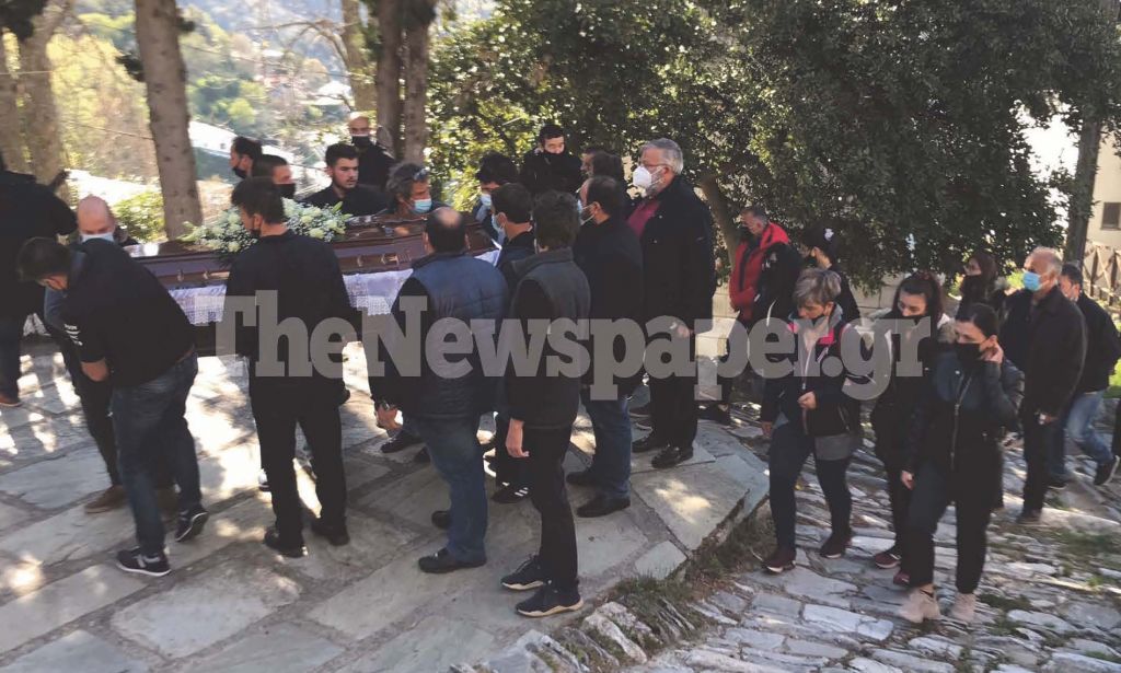 Μακρινίτσα : Βουβός θρήνος στην κηδεία για τα δύο αδέρφια – Τραγικές φιγούρες οι γονείς τους