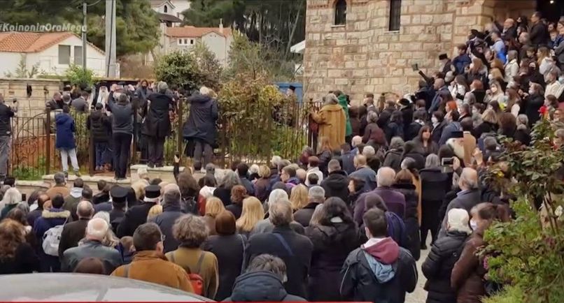 Σάλος με τον απίστευτο συνωστισμό σε κηδεία αρχιμανδρίτη στον Άγιο Στέφανο