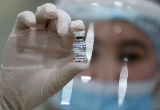 Στο επίκεντρο ο θάνατος της 65χρονης μετά τον εμβολιασμό με AstraZeneca