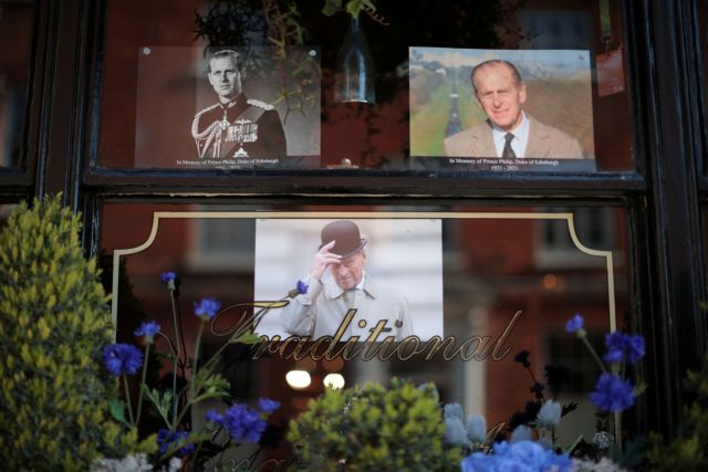 Πώς θα γίνει η κηδεία του πρίγκιπα Φίλιππου : Ποιοι είναι οι 30 συμμετέχοντες – Χωριστά θα περπατούν Γουίλιαμ και Χάρι