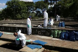 Βραζιλία : Αδειάζουν παλιούς τάφους για να χωρέσουν οι νεκροί από κοροναϊό