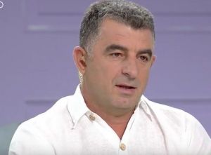 Σοκ στον Αλιμο – Γάζωσαν με περισσότερες από 10 σφαίρες τον δημοσιογράφο Γιώργο Καραϊβάζ