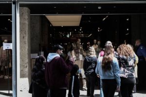 Φρένο από την Επιτροπή στη χαλάρωση των μέτρων στο λιανεμπόριο