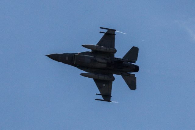 Διέλευση μαχητικών αεροσκαφών πάνω από την Ακρόπολη στις 14:00