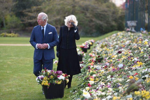 Βρετανία : Δάκρυσαν Κάρολος και Καμίλα βλέποντας τη… λουλουδένια θάλασσα για τον πρίγκιπα Φίλιππο