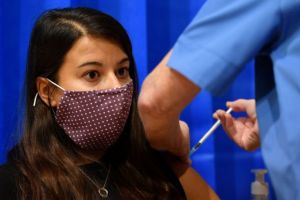 Ποιοι παίρνουν σειρά για εμβολιασμό μετά τους 30 με 39 ετών – Ολο το πρόγραμμα