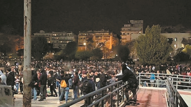 Πρεμιέρα με διαμαρτυρίες και εμπόδια