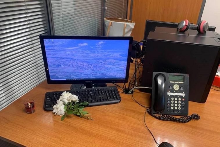 Γιώργος Καραϊβάζ: Καντηλάκι στο γραφείο και λουλούδια στη θέση του στο στούντιο