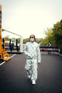 Έβγαλε μάτια η εκκεντρική εμφάνιση του ανίκητου Λιούις Χάμιλτον στην Ιταλία