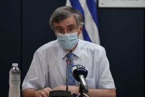 Διαφωνία Τσιόδρα για το άνοιγμα των σχολείων
