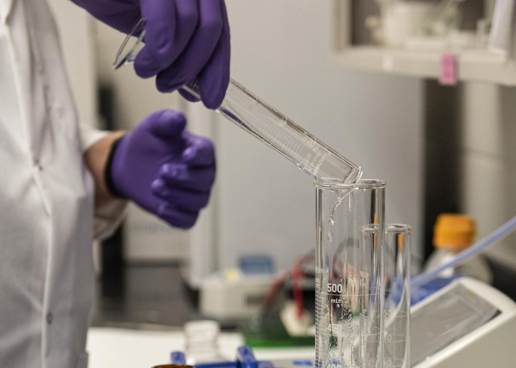 Κοροναϊός : Επιστήμονες ετοιμάζουν εμβόλιο σε πόσιμη μορφή και σε ρινικό σπρέι