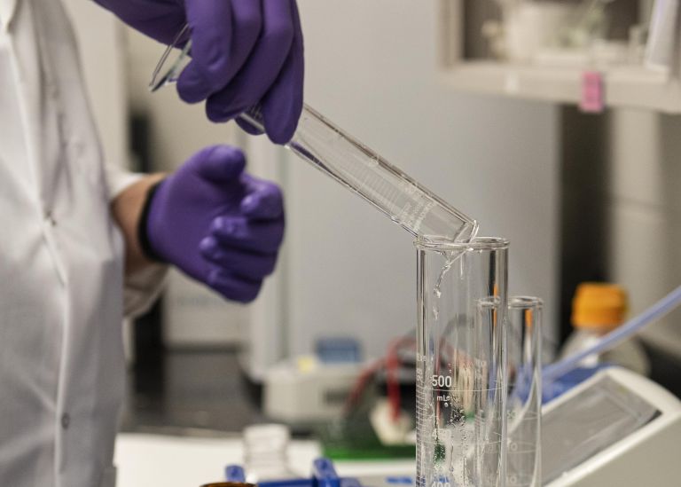 Κοροναϊός : Επιστήμονες ετοιμάζουν εμβόλιο σε πόσιμη μορφή και σε ρινικό σπρέι | tanea.gr