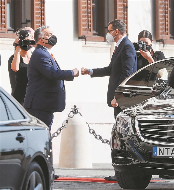 Ο Ορμπαν ζητεί στέγη, όμως η Βαρσοβία είναι που θα αποφασίσει