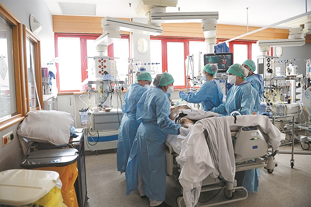 Αρνητικό ρεκόρ σε θανάτους και διασωληνωμένους