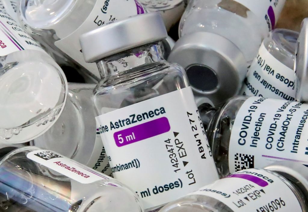 AstraZeneca : O ΠΟΥ νίπτει τας χείρας του για δεύτερη δόση με άλλο εμβόλιο